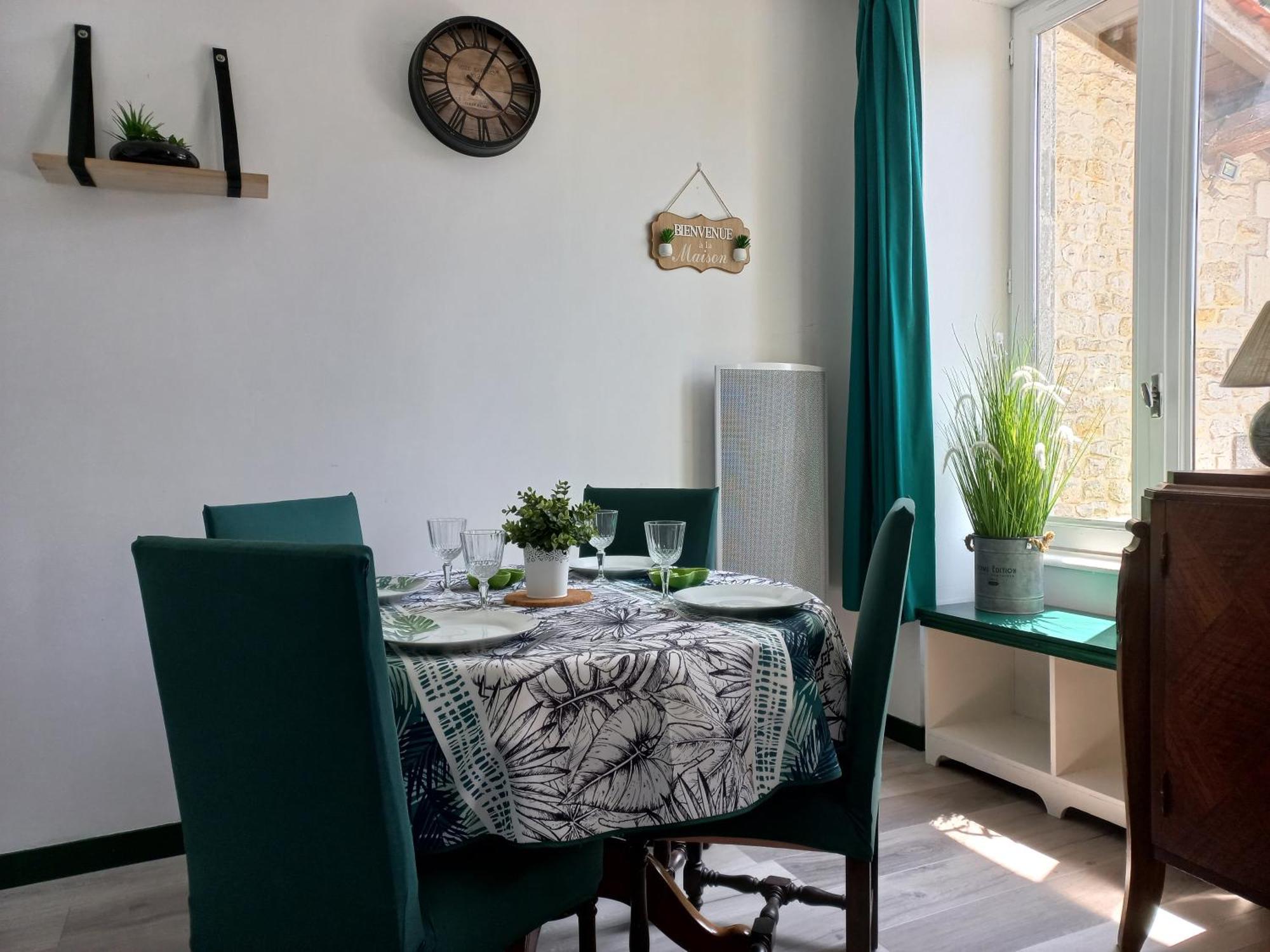 Domaine De Fontsauzine - Gites Et Chambre D'Hotes Genouille  Екстериор снимка