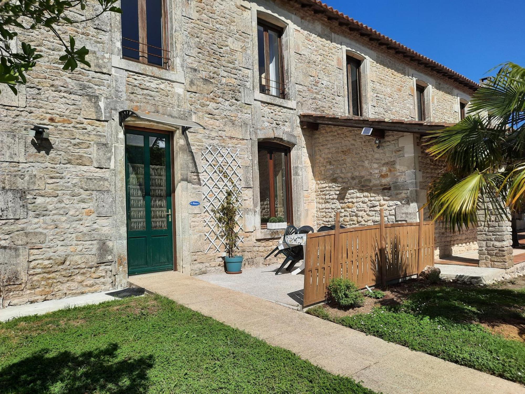 Domaine De Fontsauzine - Gites Et Chambre D'Hotes Genouille  Екстериор снимка
