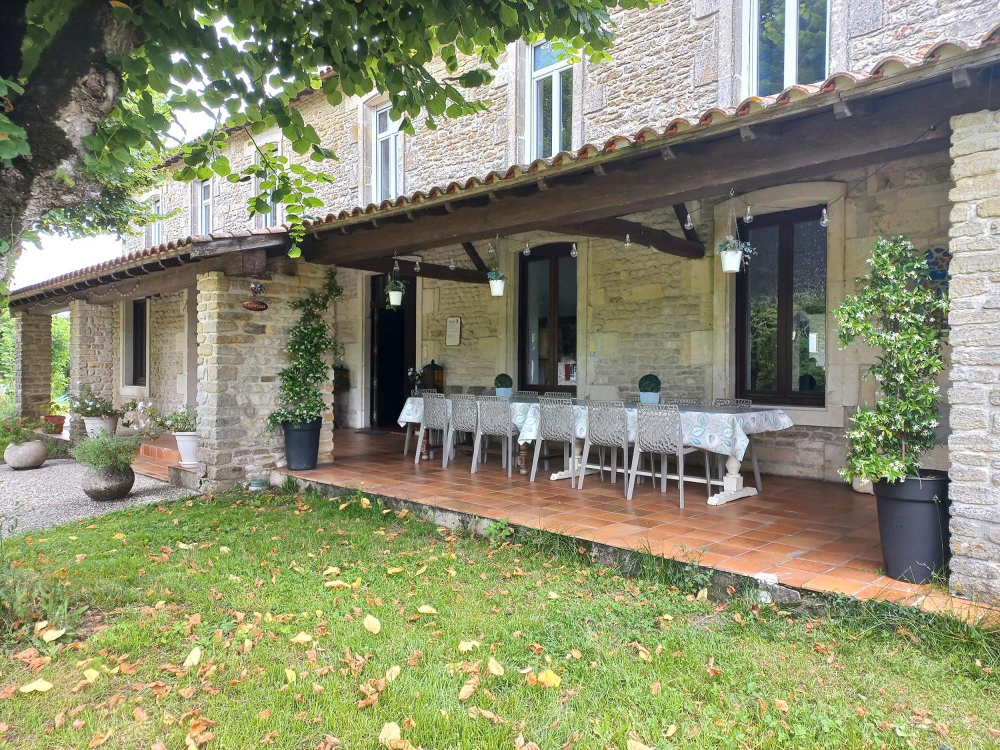 Domaine De Fontsauzine - Gites Et Chambre D'Hotes Genouille  Екстериор снимка