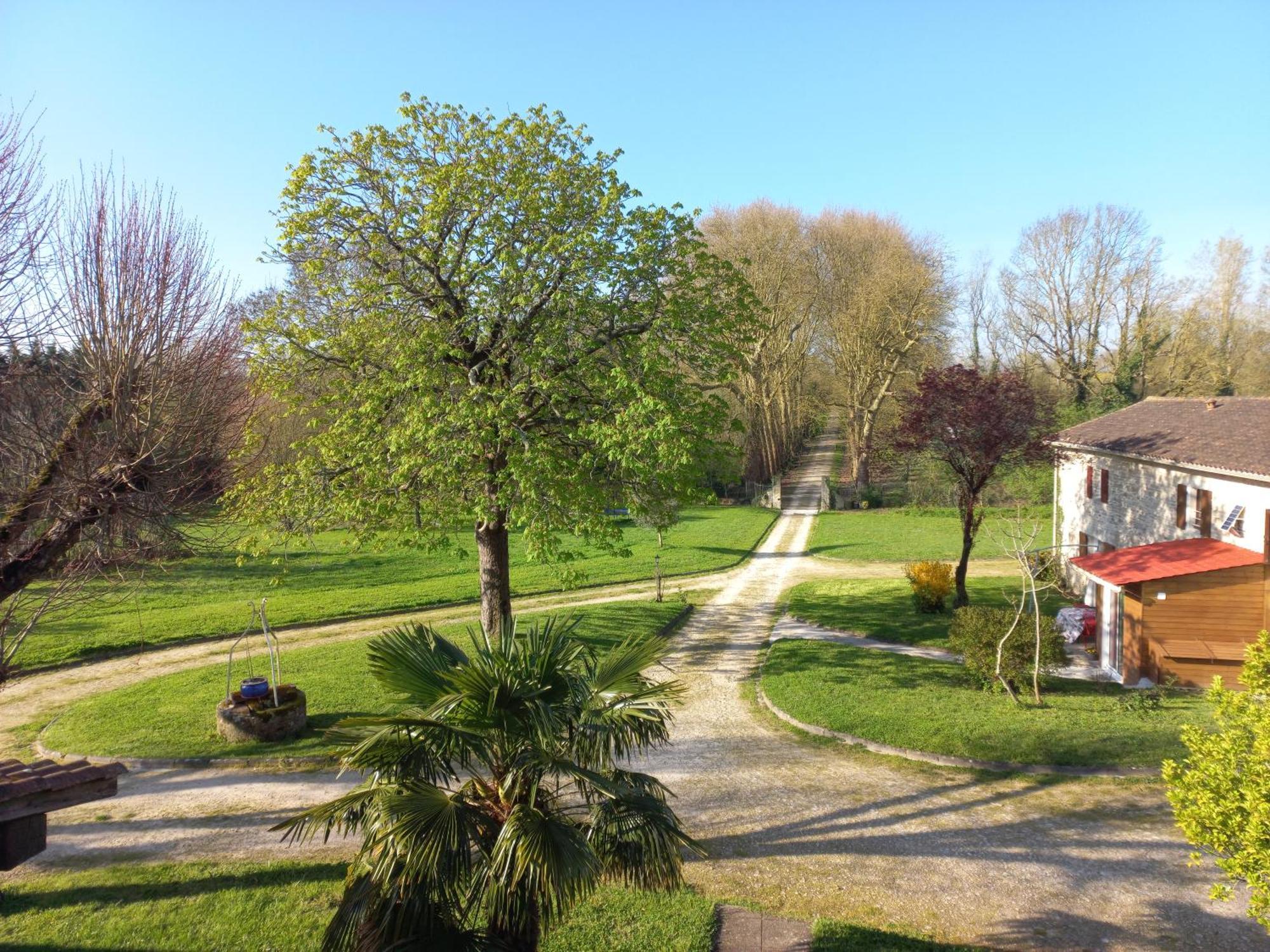 Domaine De Fontsauzine - Gites Et Chambre D'Hotes Genouille  Екстериор снимка